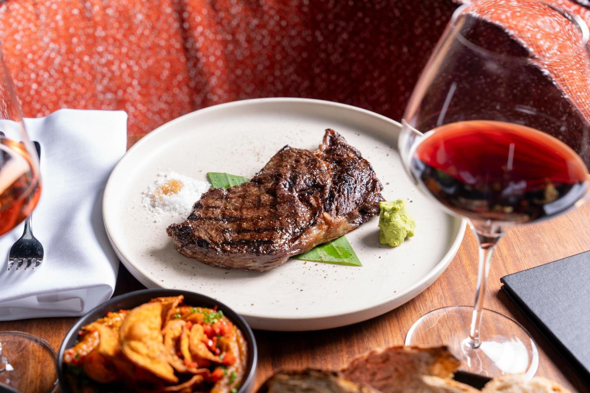 מלון Sly ברלין מראה חיצוני תמונה A steak and wine dinner